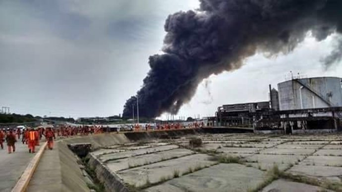 Explosión en una plataforma de PEMEX