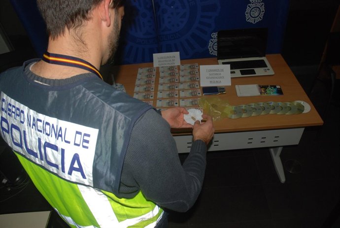 Un agente ante los billetes intervenidos