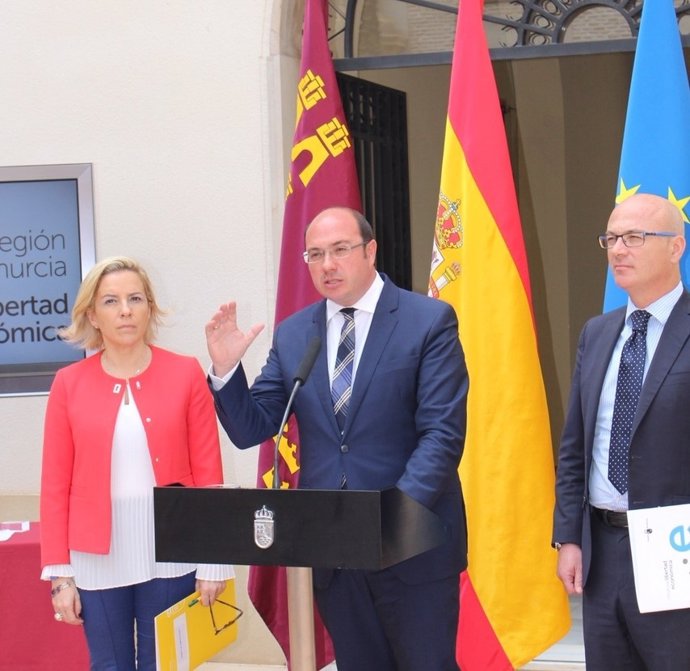 El presidente en un acto en San Esteban junto a Martínez-Cachá y Hernández