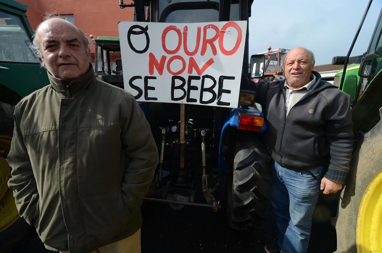 Protesta de agricultores de Bergantiños contra la mina de oro de Corcoesto