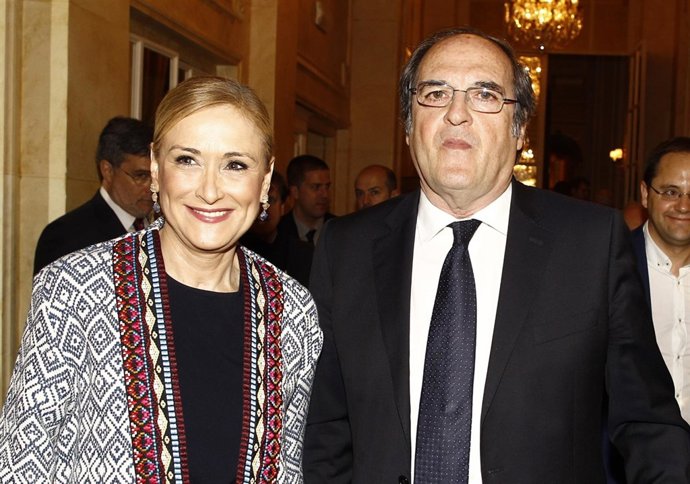 Cristina Cifuentes y Ángel Gabilondo en un desayuno informativo