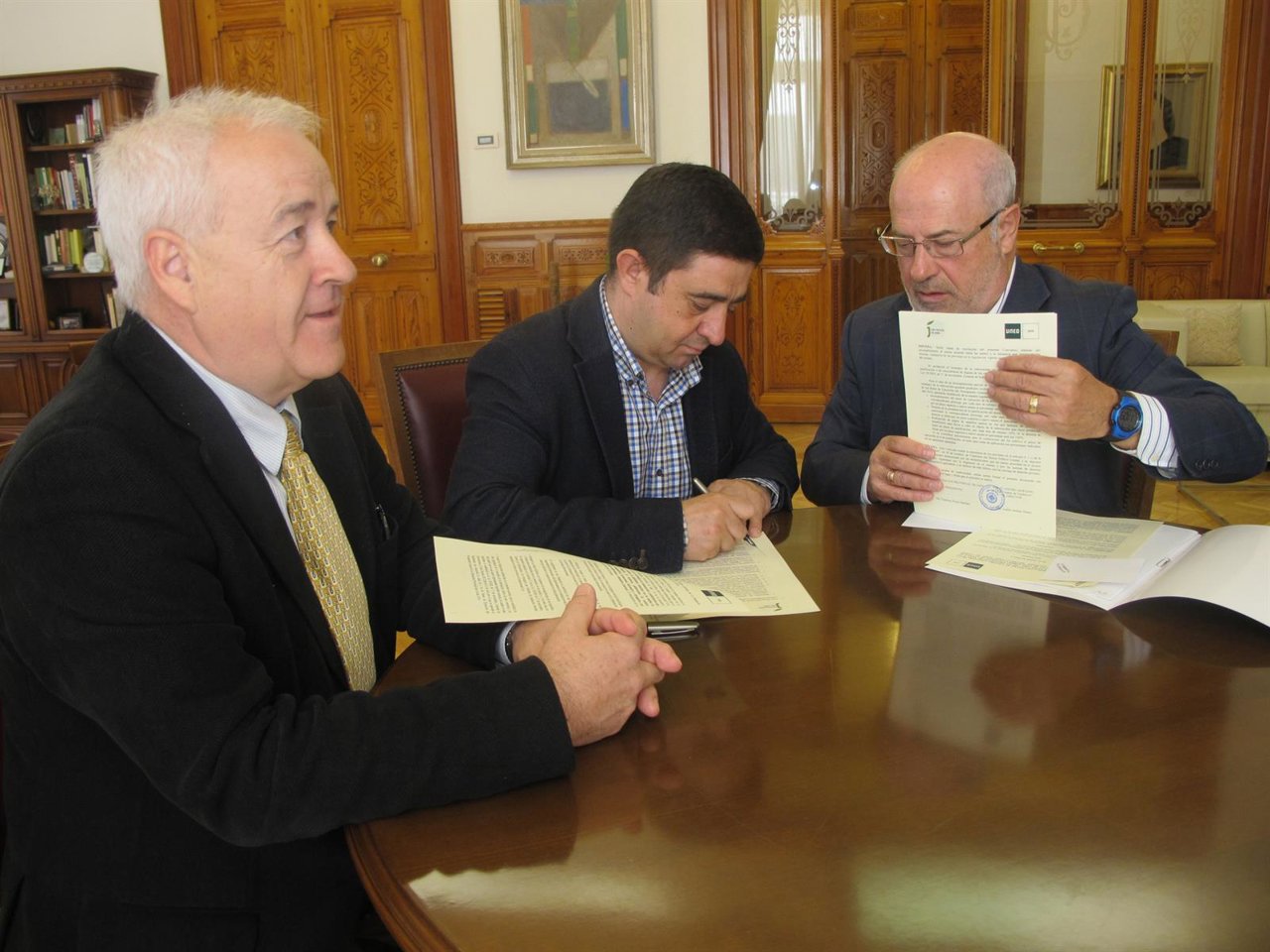 Firma del convenio con la UNED