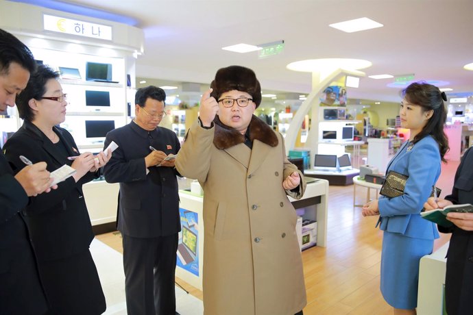 El dirigente de Corea del Norte, Kim Jong Un, visita un centro comercial