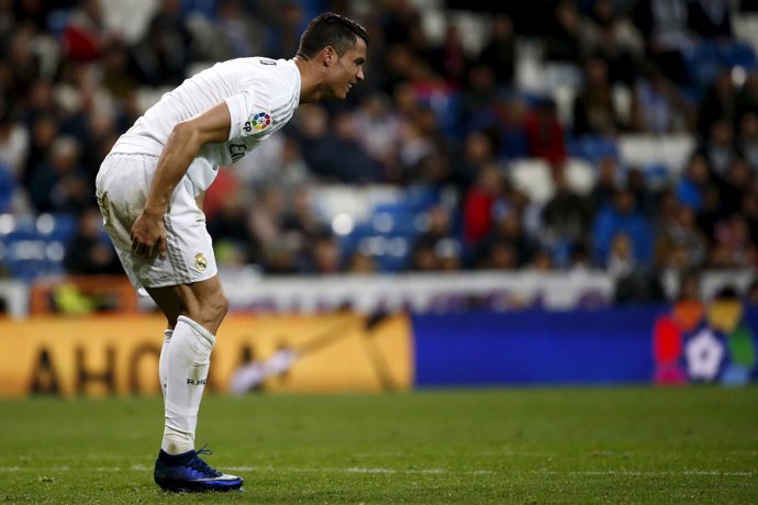 Cristiano Ronaldo se toca el muslo por lesión