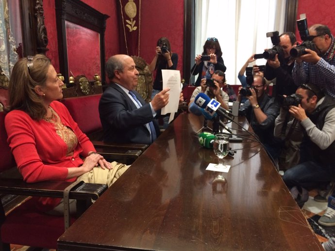 Alcalde de Granada e Isabel Nieto mostrando su renuncia