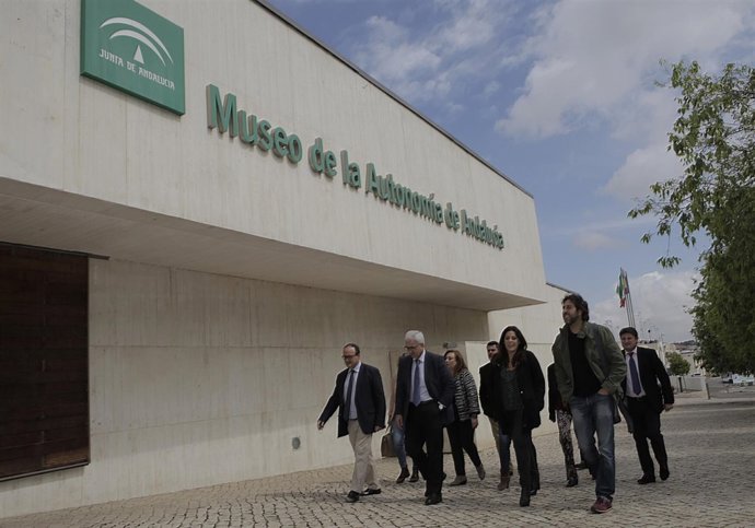 Los miembros de la comisión de Presidencia durante la visita