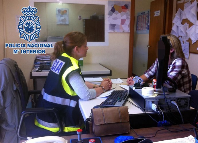 Mujer en el UFAM Policía