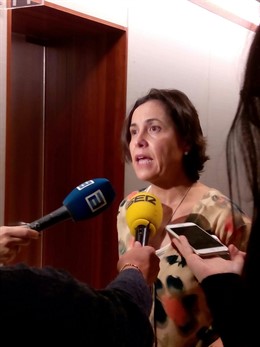 La consejera Dolores Carcedo en los pasillos de la Junta  General. 