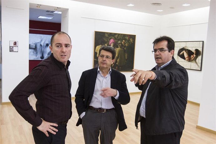 El diputado de Cultura, Antonio J. Rodríguez, visitando la exposición.
