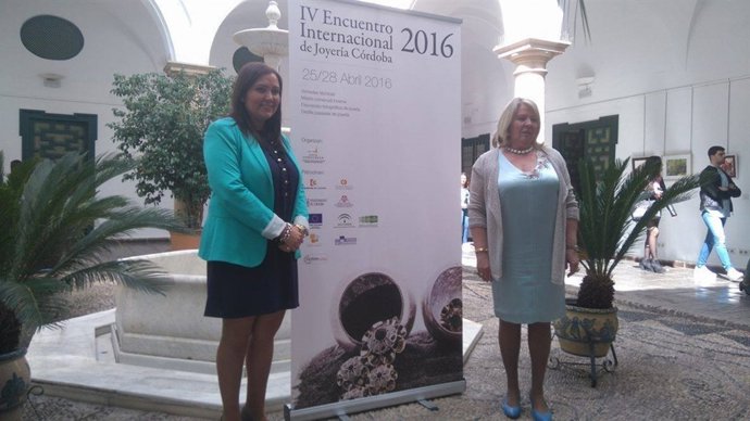 Carrillo (izda.) y Gómez presentan el IV Encuentro Internacional de Joyería