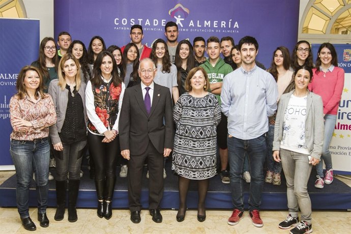 Miembros del IES Aguadulce recibidos por el presidente Gabriel Amat.
