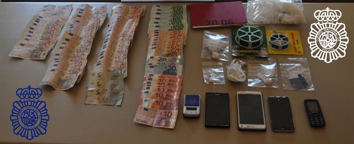 Efectos intervenidos a los dos detenidos en Ávila