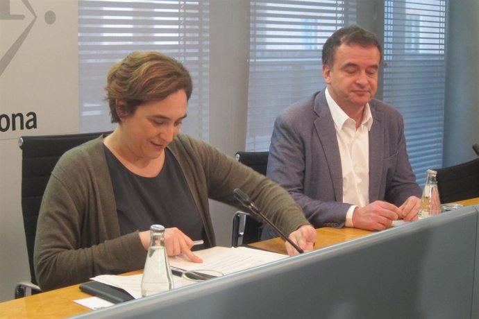 La alcaldesa Ada Colau y el líder municipal de ERC Alfred Bosch