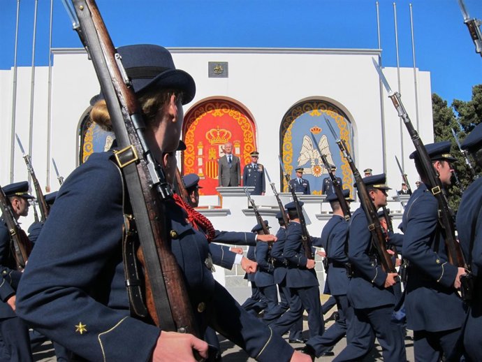 El ministro de Defensa en funciones, Pedro Morenés, pasa revista a las tropas
