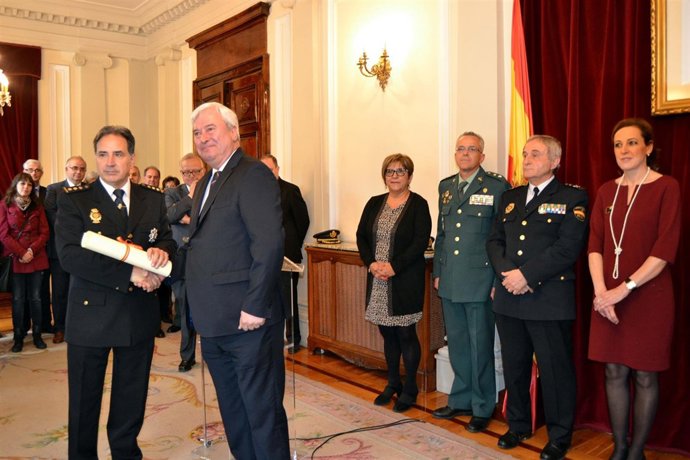 El delegado le ha entregado este reconocimiento al comisario Fernando Pascual