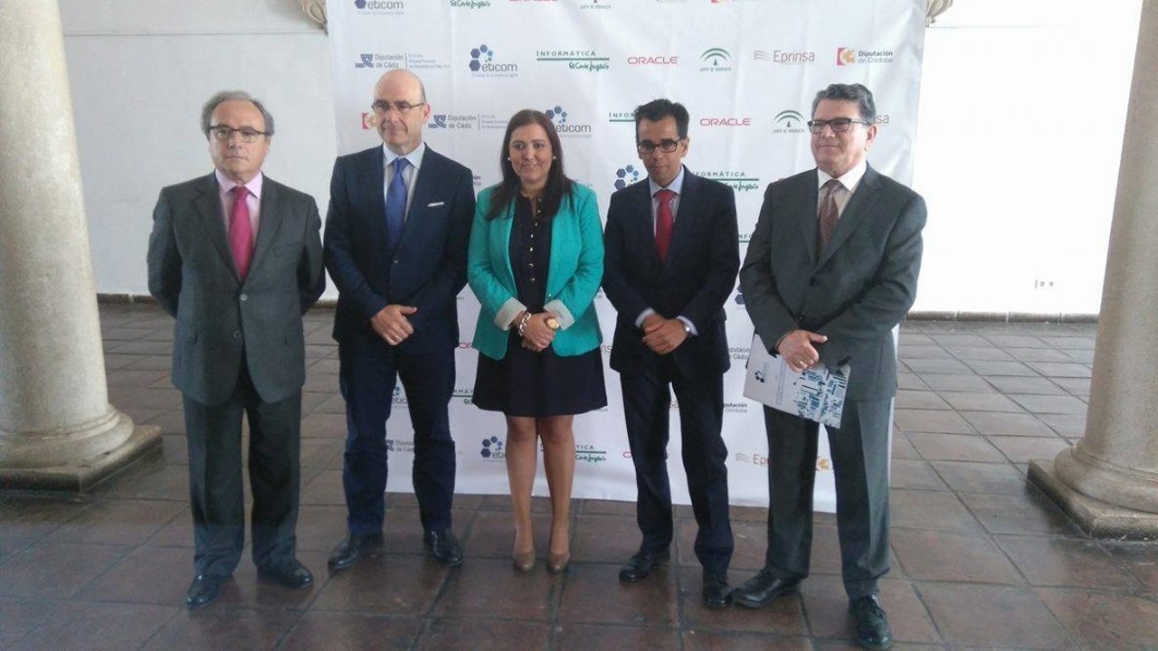 Carrillo, junto al delegado de Economía de la Junta (izda.), y otras autoridades