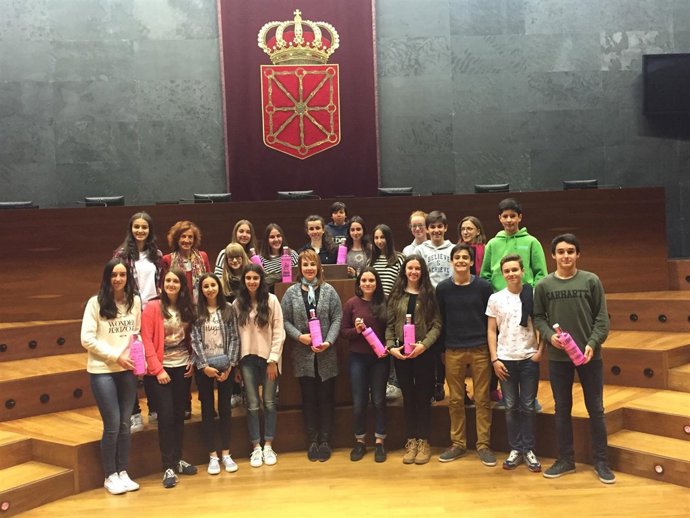 Alumnos del colegio Jesuitas de Pamplona con Ainhoa Aznarez.