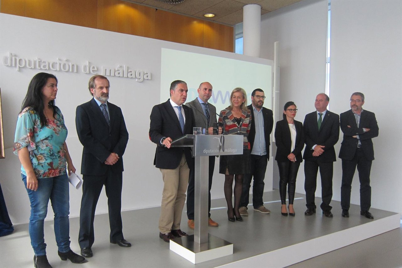 Los portavoces de los grupos de la Diputación junto a Bendodo, Barón y  Montero.