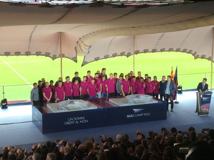 La plantilla del FC Barcelona en la presenteción del Nou Camp Nou