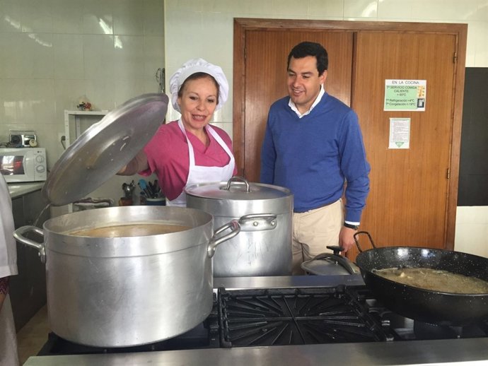 Juanma Moreno visita el comedor de los Trinitarios
