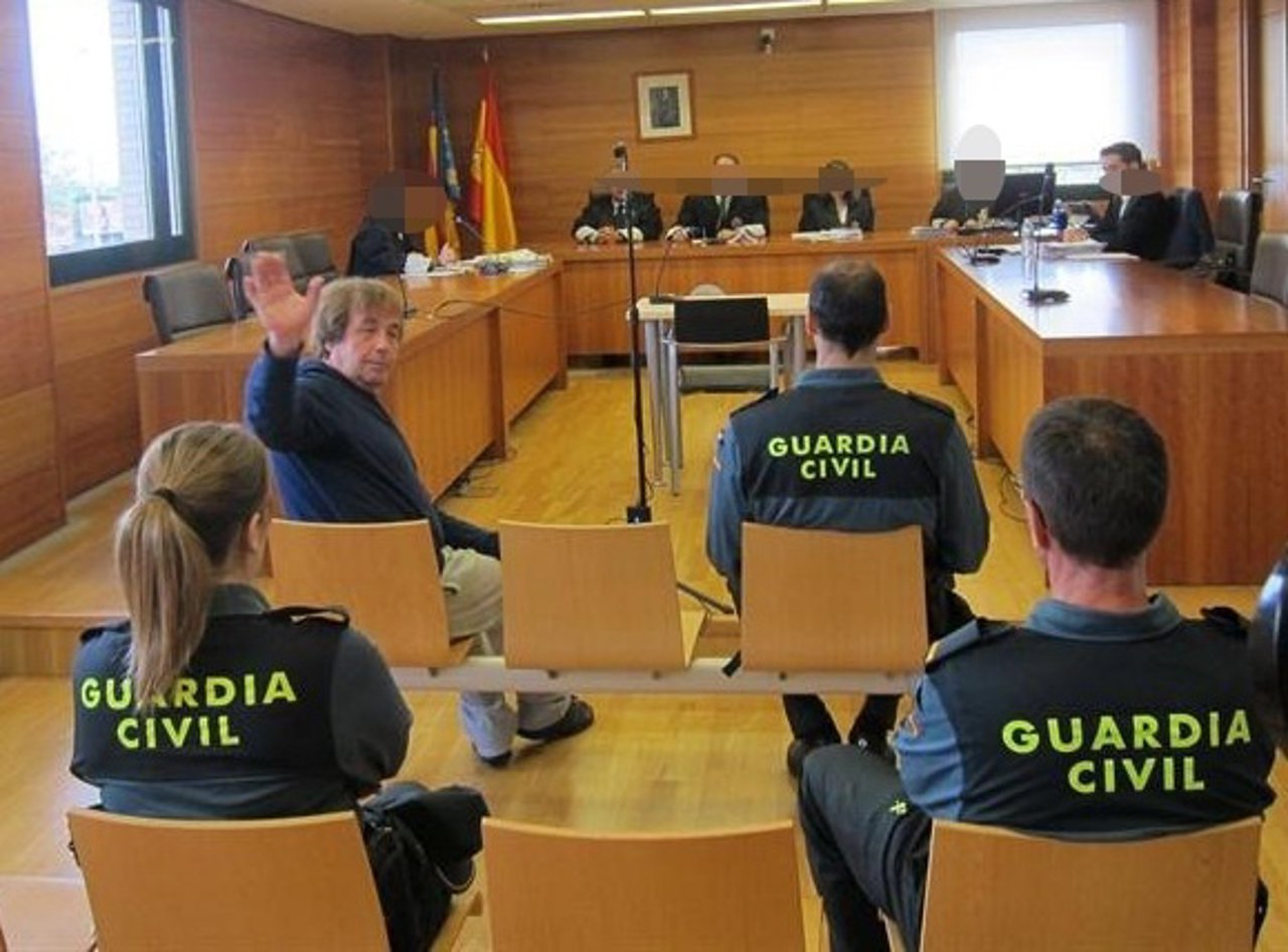 El Solitario saluda desde el banquillo de los acusados