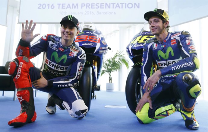 Lorenzo junto a Rossi  en la presentación de Yamaha