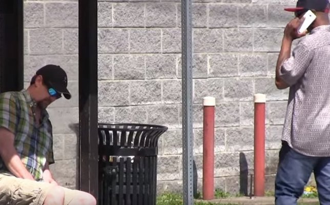 Roban móvil y reciben descarga eléctrica