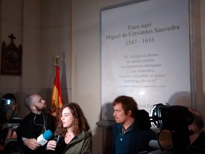 Celia Mayer durante la visita guiada a la tumba de Cervantes