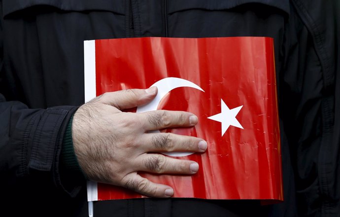 Simpatizante de Gulen sostiene una bandera de Turquía en una manifestación