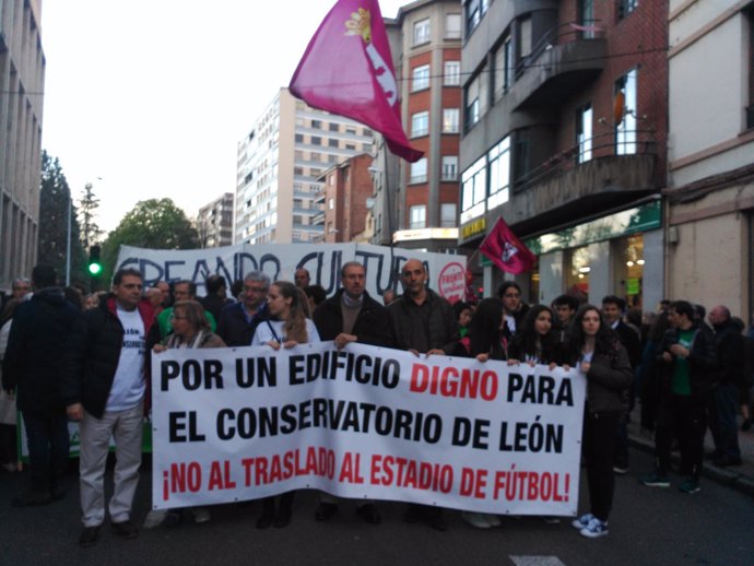 Manifestación  en León por el estado del Conservatorio 