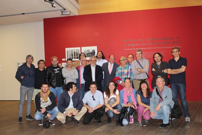 El presidente de la Comunidad inaugura la exposición '25 años de fotoperiodismo'