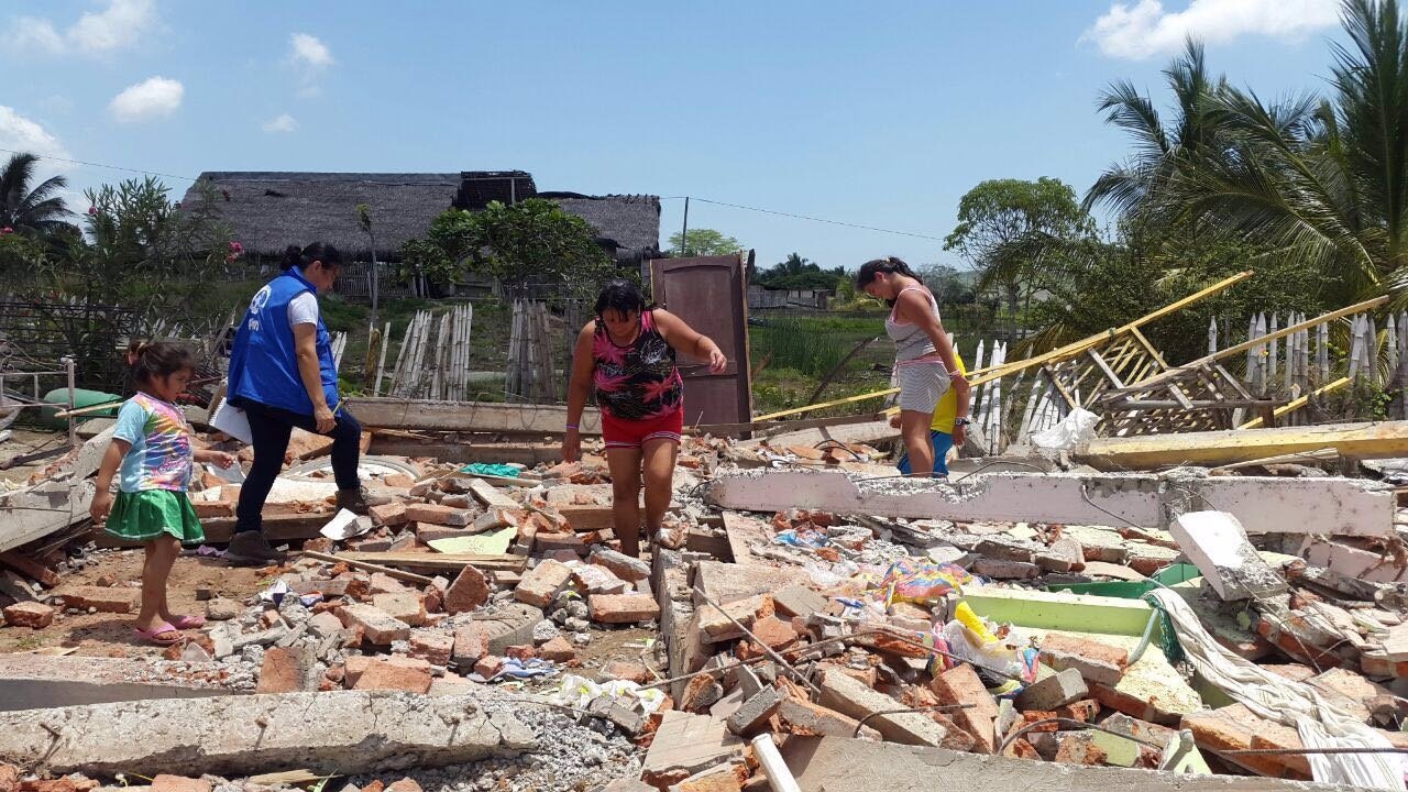 Voluntarios de Plan International en las zonas afectadas por terremoto Ecuador
