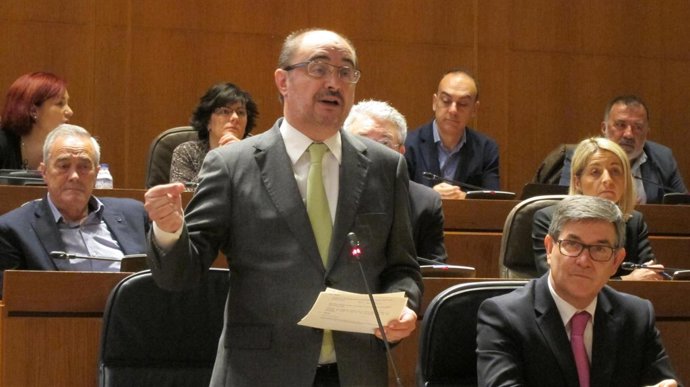 El presidente de Aragón, Javier Lambán, en su intervención en el pleno 