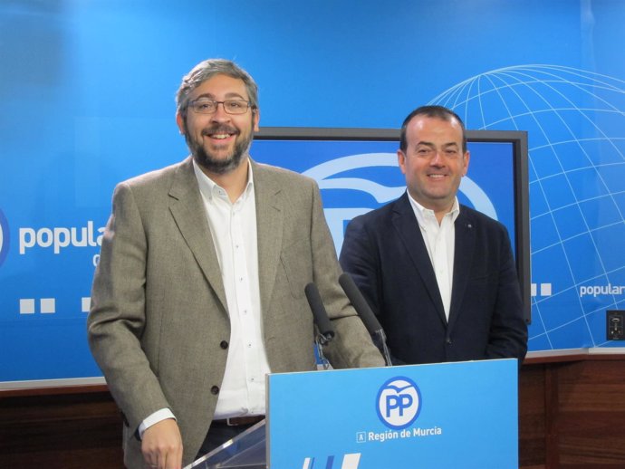 Los portavoces del PP Víctor Martínez y Javier Iniesta, en rueda de prensa