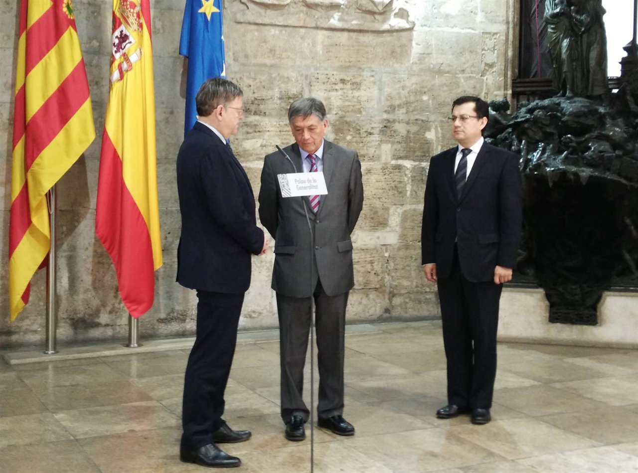 Ximo Puig con el embajador de Ecuador y el cónsul 