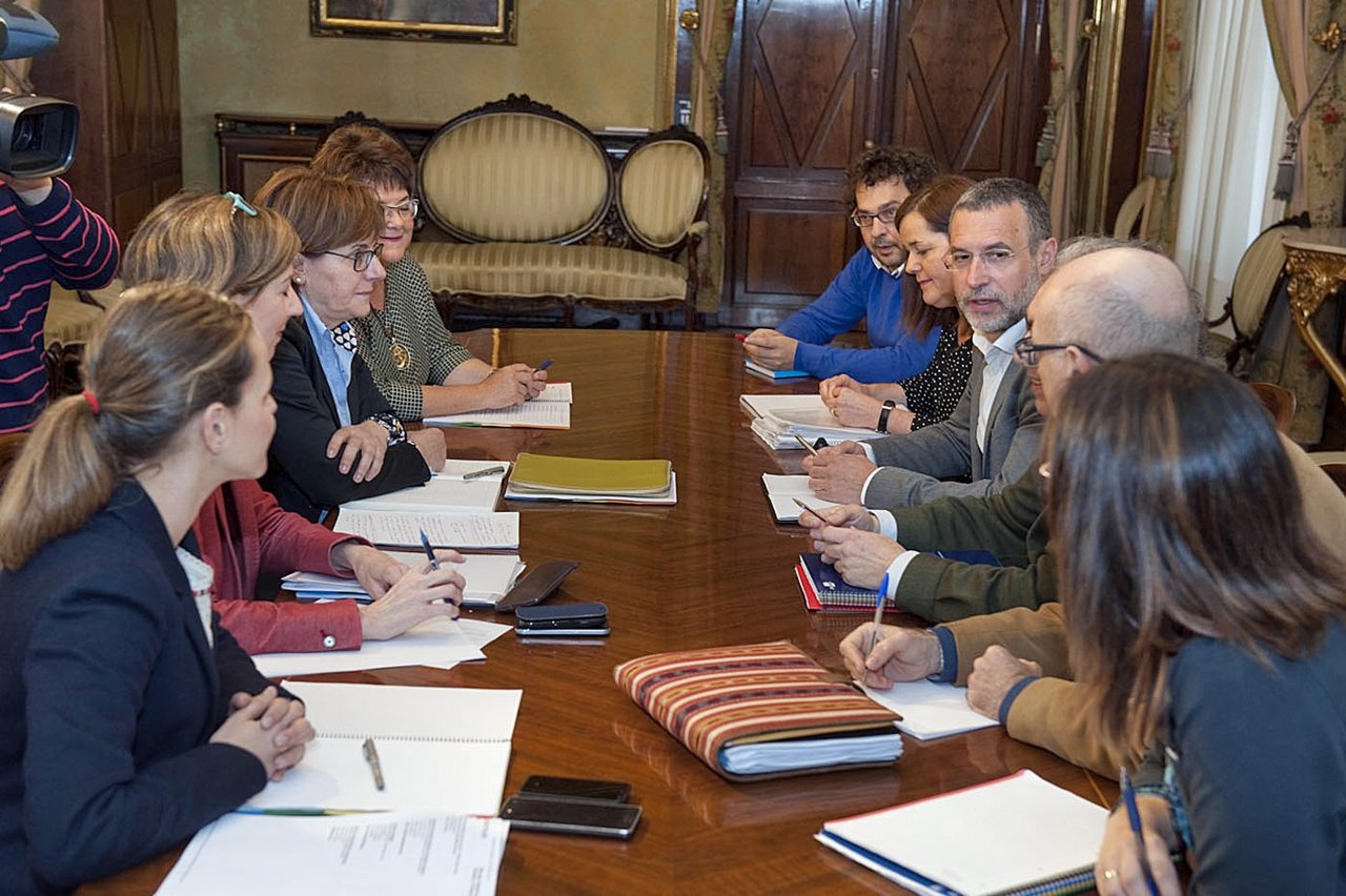 Reunión entre Miguel Laparra (Gobierno de Navarra) y Pilar Varela (Asturias).
