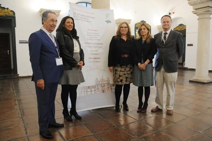 Amo (izda.), junto a autoridades sanitarias, durante la inauguración