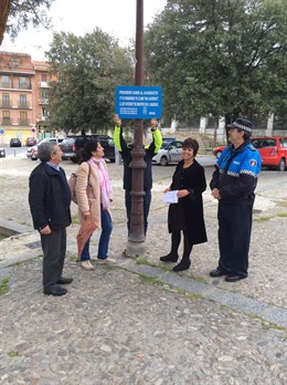 Placa que recuerda la prohibición de subir al Acueducto