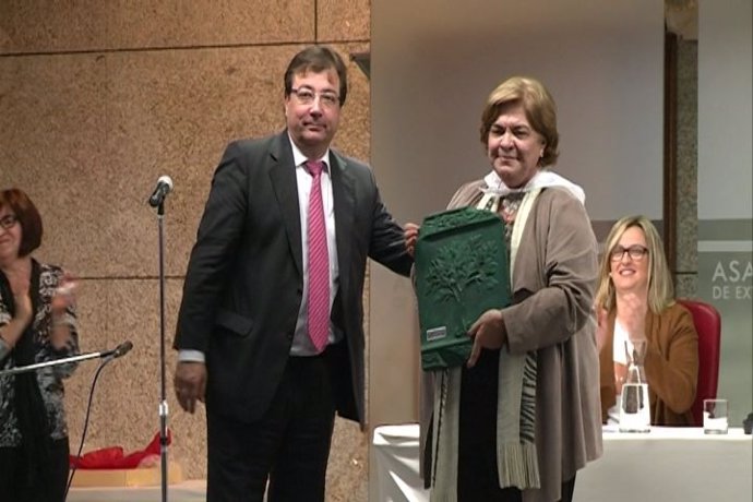 Fernández Vara entrega un reconocimiento a Amalia Franco