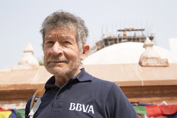 Carlos Soria con la estupa de Boudhanath de fondo