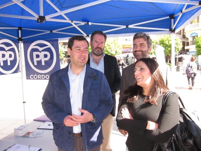 Moreno (izda.) junto a varios dirigentes del PP cordobés