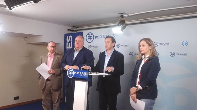 Hernando, en rueda de prensa en la sede del PP de Almería