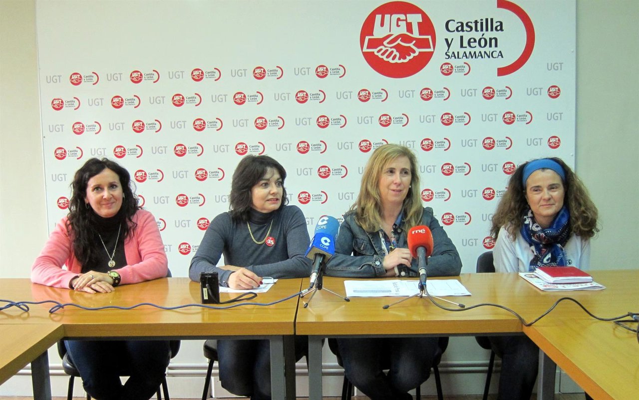 Martínez (segunda por la izquierda), junto a otras representantes sindicales