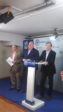 Hernando ofrece una rueda de prensa en Almería