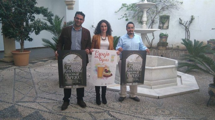 Gómez, acompañada por Santos (izda.) y Barba, presenta los eventos