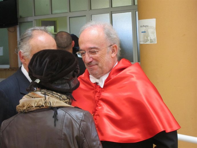 Santiago Muñoz es investido Doctor Honoris Causa por la UEx