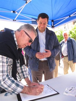 Moreno recaba la firma de un ciudadano