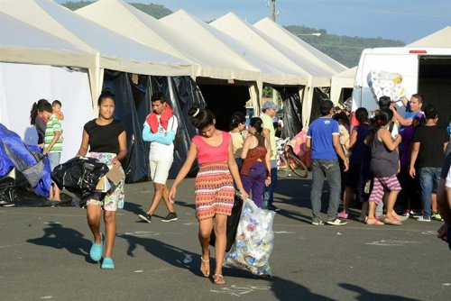 Familias recibiendo ayuda humanitaria en Portoviejo, Ecuador, tras el terremoto
