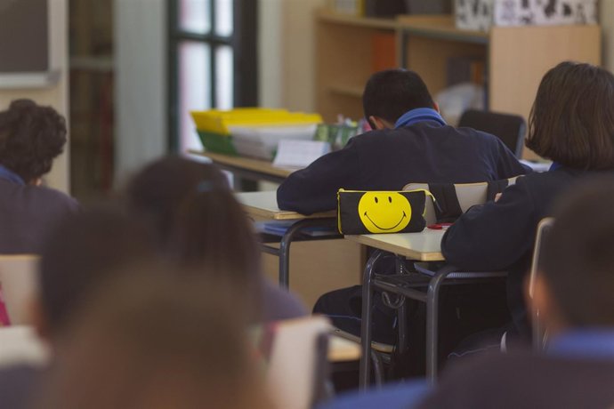 Colegio, escuela, aula, primaria, clase, niño, niña, niños, estudiando