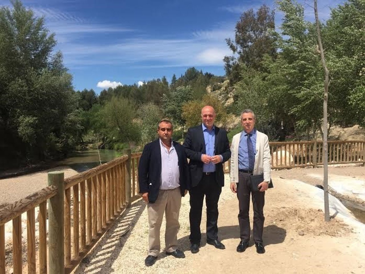 Antonio Ruiz (centro) durante la visita a las instalaciones